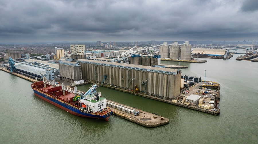 Peel Ports dirige comercialmente el Puerto de Liverpool y opera buena parte de sus terminales y servicios.