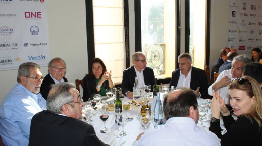 Jaume Altisent, presidente del Club del Transitario Mar&iacute;timo (de frente, segundo por la izquierda), encabez&oacute; la celebraci&oacute;n de la Cal&ccedil;otada, acompa&ntilde;ado por la presidenta y el director general del Puerto de Barcelona, Merc&egrave; Conesa y Jos&eacute; Alberto Carbonell, respectivamente; el director general de Transportes de la Generalitat, Pere Padrosa; el presidente de Cimalsa, Enric Tic&oacute;, y los presidentes de las asociaciones de la comunidad portuaria, entre otros representantes. Foto JMR.