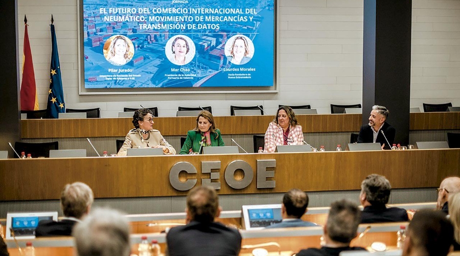 Mar Chao, presidenta de la Autoridad Portuaria de Valencia; Pilar Jurado, Inspectora de Hacienda del Estado. Departamento de Aduanas e Impuestos Especiales; Lourdes Morales, Socia-Fundadora de Numa Extremadura y Óscar Bas, secretario ejecutivo de ADINE.
