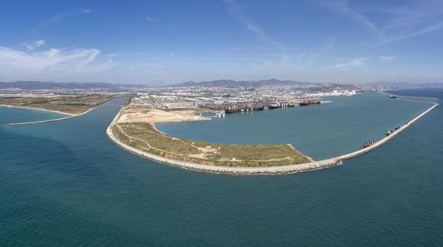 Port de Barcelona tiene controlado el leve vertido de combustible en el muelle Prat