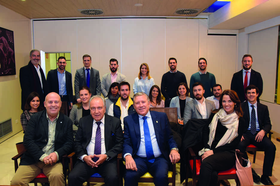 Los miembros del Propeller Junior junto a Francisco Lorente, Rafael Milla y Chema Ballester. Francisco Prado, presidente de Propeller Valencia, tambi&eacute;n acudi&oacute; a la cita del Junior, de pie, a la izquierda.