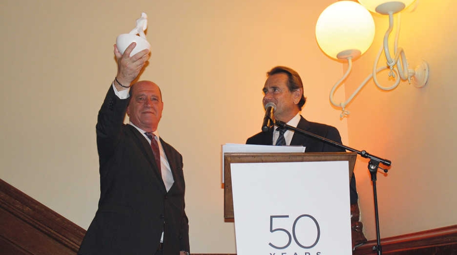 Andr&eacute;s Rodr&iacute;guez recibi&oacute; de manos del presidente del Puerto de Barcelona, Sixte Cambra, una reproducci&oacute;n del &ldquo;Miraestels&rdquo;. Foto E. Garc&iacute;a.