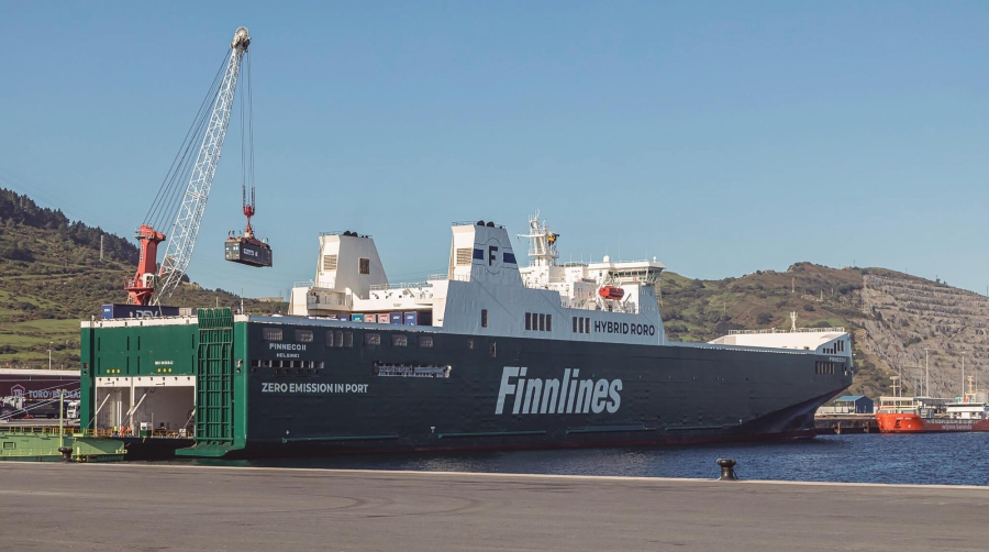 El “Finneco II”, en la foto en la terminal de Toro y Betolaza en el Puerto de Bilbao, es uno de los tres buques ro-ro híbridos de la clase Finneco de Finnlines. Foto J.P.