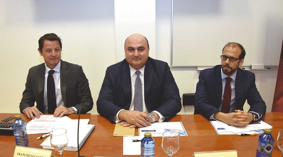 De izquierda a derecha: Francisco Cavero, socio de Cuatrecasas; Miguel Rocher, socio director de Operplus (Grupo Operinter) y Adri&aacute;n Boix, asociado de Cuatrecasas. Foto Alba Garc&iacute;a.