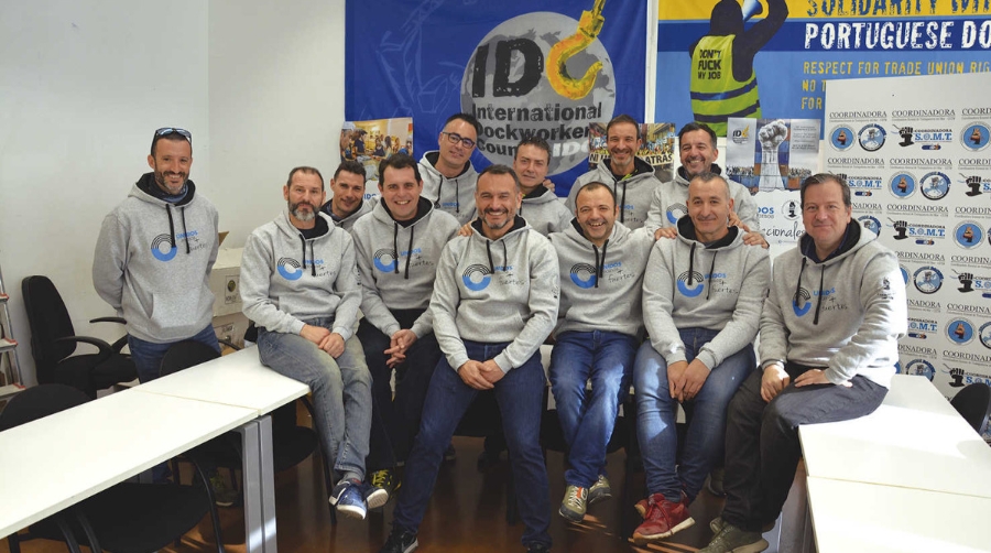 Los estibadores valencianos exhiben sus propuestas durante la campa&ntilde;a electoral