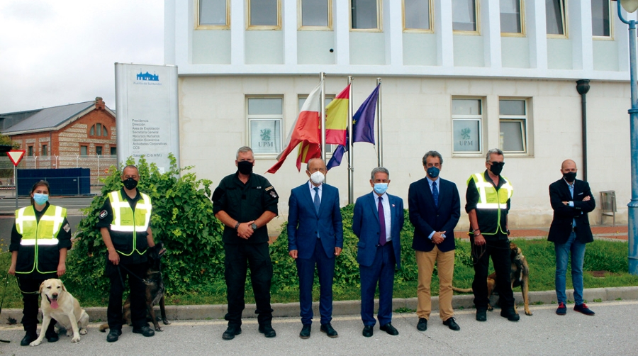 El presidente de Cantabria, Miguel &Aacute;ngel Revilla, con el consejero de Industria, Turismo, Innovaci&oacute;n, Transporte y Comercio, Javier L&oacute;pez Marcano (cuarto por la izquierda); el presidente de la Autoridad Portuaria de Santander, Francisco Mart&iacute;n (tercero por la derecha); Pabl&oacute; Pell&oacute;n, director general de CLdN en Espa&ntilde;a (primero por la derecha), naviera que colabora en la puesta en servicio de una unidad canina de detecci&oacute;n de personas de la firma ICTS. Foto J.P.