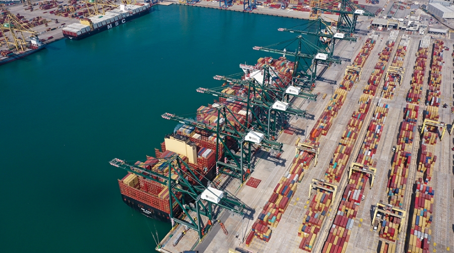 Los puertos espa&ntilde;oles muestran su capacidad para atender a los gigantes del mar