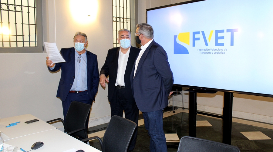 &quot;La subida del precio del gas&oacute;leo pone en jaque la continuidad de los transportistas valencianos&rdquo;