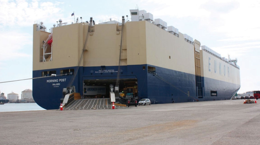 El Puerto de Barcelona recibe el nuevo buque PCTC post panamax de Eukor Car Carriers