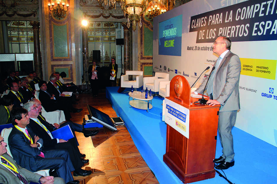 Jos&eacute; Llorca se muestra partidario de trabajar en la progresiva reducci&oacute;n de la tasa portuaria a la mercanc&iacute;a