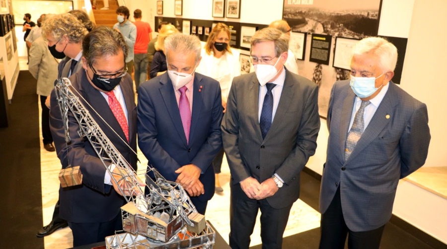 Francisco Toledo, presidente de Puertos del Estado; y Rafael Carmona, presidente de la Autoridad Portuaria de Sevilla (en el centro de la imagen), durante la inauguraci&oacute;n de la exposici&oacute;n.