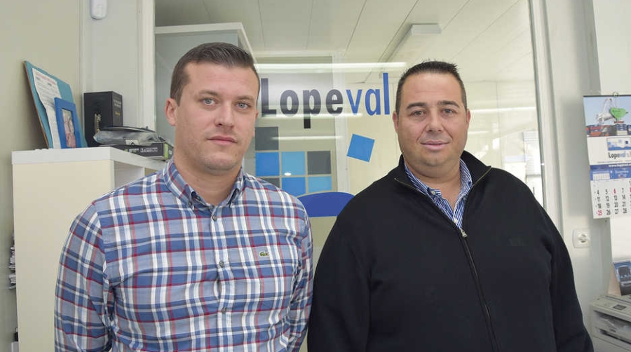 Lopeval incorpora a su flota dos nuevas tractoras Volvo y tres plataformas extensibles