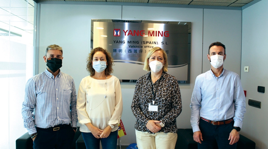 De izquierda a derecha: Ximo Aracil, jefe de Log&iacute;stica; Consuelo Horna, jefa de Administraci&oacute;n, Esther Visiedo, Managing Director; y Andr&eacute;s Camarasa, Sales Manager, de Yang Ming. Foto Magda Tatay.