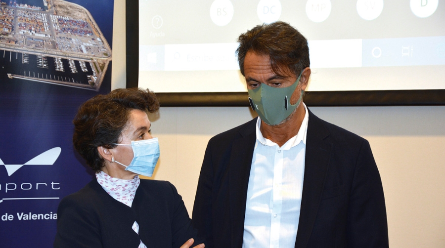 Mar Chao, directora comercial y de Desarrollo de Negocio de la Autoridad Portuaria de Valencia; y Alfredo Serrano, director general de CLIA Espa&ntilde;a, durante su comparecencia de ayer. Foto: Ra&uacute;l T&aacute;rrega.