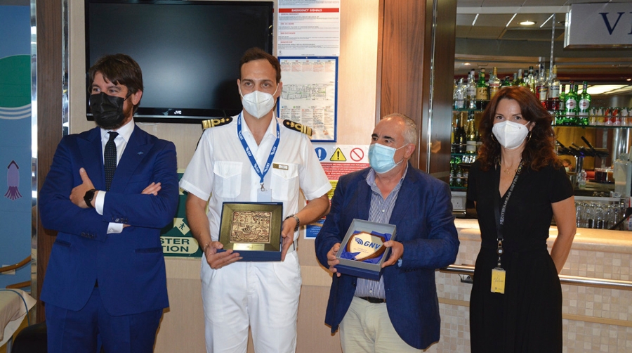 Matteo Catani, consejero delegado de Grandi Navi Veloci; Sergio D. R., capit&aacute;n del buque; Francesc S&aacute;nchez, director general de la Autoridad Portuaria de Valencia; y Carolina Lorente, subdirectora de la oficina de MSC en Valencia. Foto: R. T.