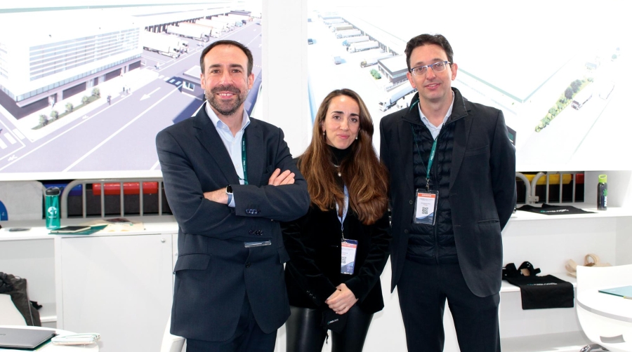 Francisco J. Martín, capital deployment; Laura Capdevila, Real Estate &amp; Customer Experience Lead; y Jose Ignacio Gómez, head of development management, de Prologis. Foto B.C.
