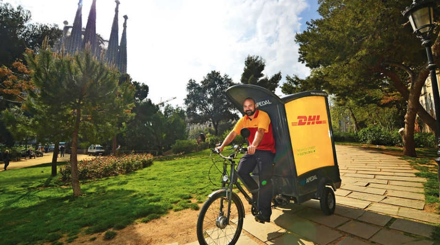 DHL incorpora triciclos para el reparto ecol&oacute;gico en Barcelona y Valencia