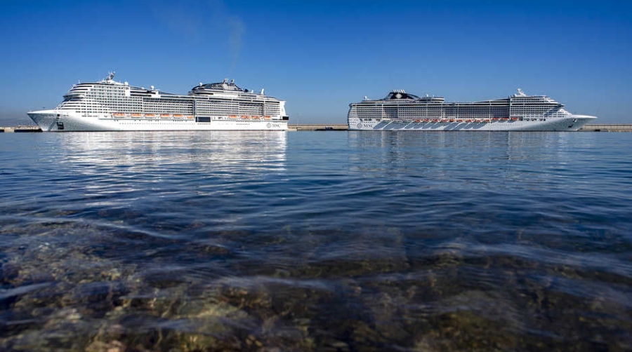10.000 pasajeros llegan al puerto de Valencia a bordo del &quot;MSC Meraviglia&quot; y el &quot;MSC Divina&quot;