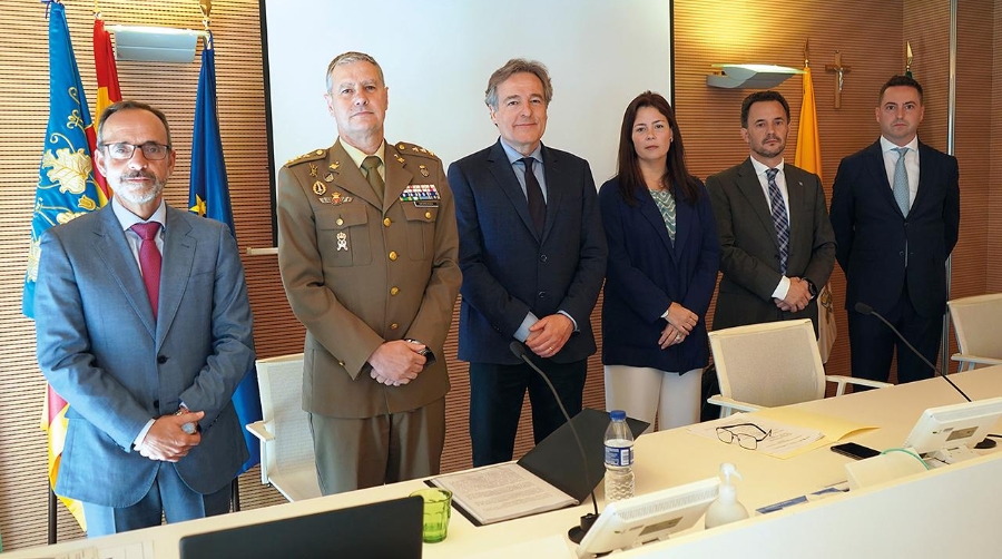 Ponentes de la jornada de la Universidad Católica de Valencia y la Federación de Organizaciones de Reservistas de España, celebrada esta mañana, sobre seguridad en los puertos.