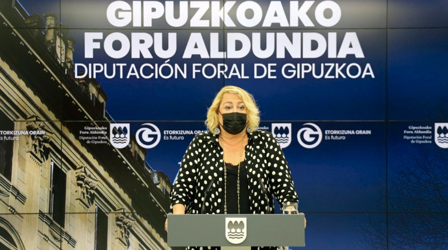 Aintzane Oiarbide, diputada de Infraestructuras Viarias de Gipuzkoa, defiende la validez legal de los peajes a camiones.