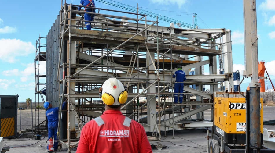 El Puerto de Tenerife ultima las defensas para el atraque de las plataformas