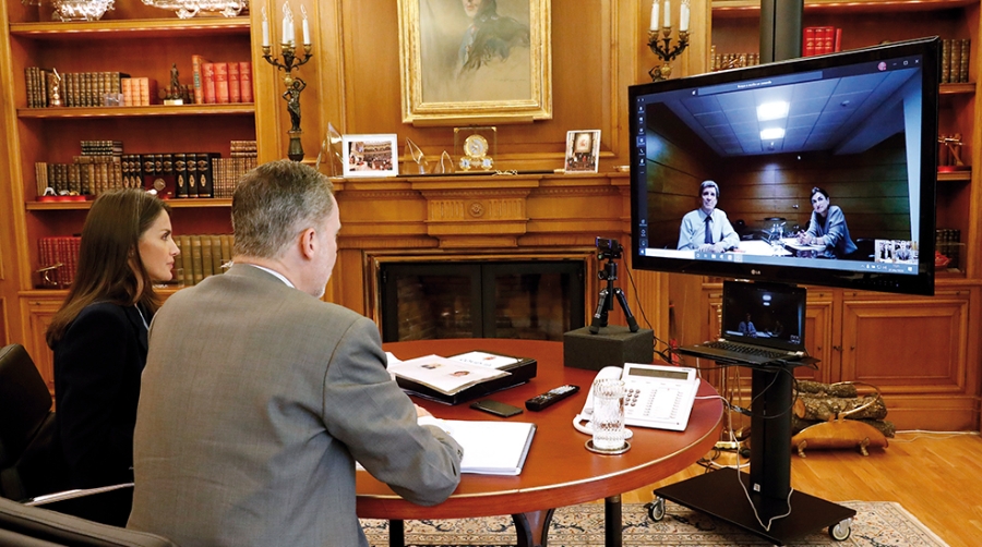 Los Reyes comprueban el mantenimiento de la cadena de suministro en el puerto de Valencia