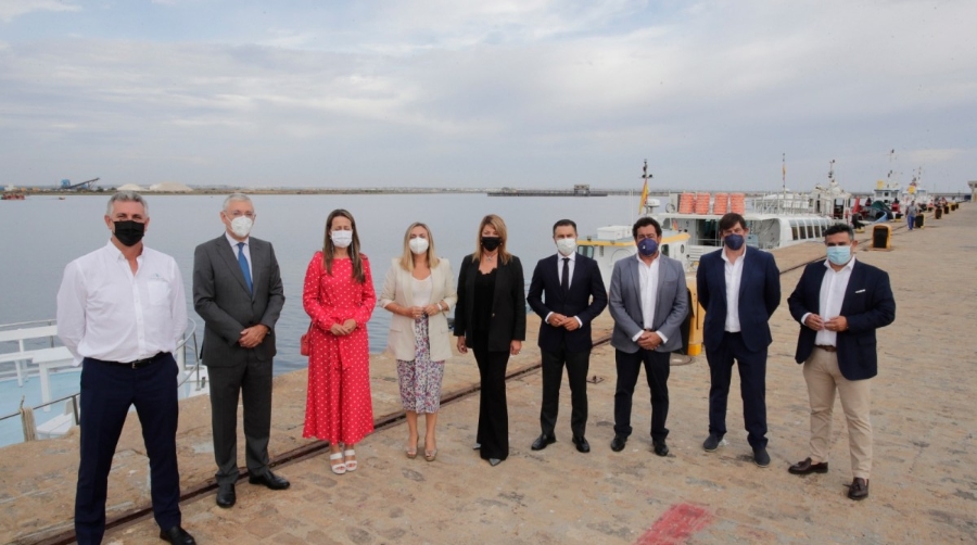 La consejera de Fomento, Infraestructuras y Ordenaci&oacute;n del Territorio de la Junta de Andaluc&iacute;a, Marifr&aacute;n Carazo (cuarta por la izquierda), junto a la presidenta de la Autoridad Portuaria de Huelva, Pilar Miranda (centro), entre otras autoridades durante la presentaci&oacute;n de la Marina del Odiel.