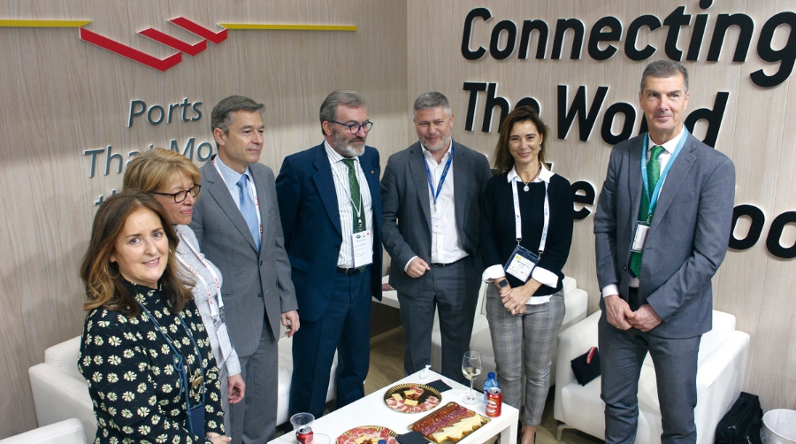 El embajador de Espa&ntilde;a en Alemania: Ricardo Mart&iacute;nez V&aacute;zquez (centro) visit&oacute; ayer el stand de Puertos del Estado en Fruit Logistica, donde estuvo acompa&ntilde;ado del director corporativo de Puertos del Estado, Magec Montesdeoca (tercero por la derecha); el consejero econ&oacute;mico y comercial de la Embajada, Mario Buis&aacute;n (tercero por la derecha) la consejera comercial, Pilar Paredes (segunda por la derecha) y otros representantes de Puertos del Estado y puertos espa&ntilde;oles. Foto J.P.