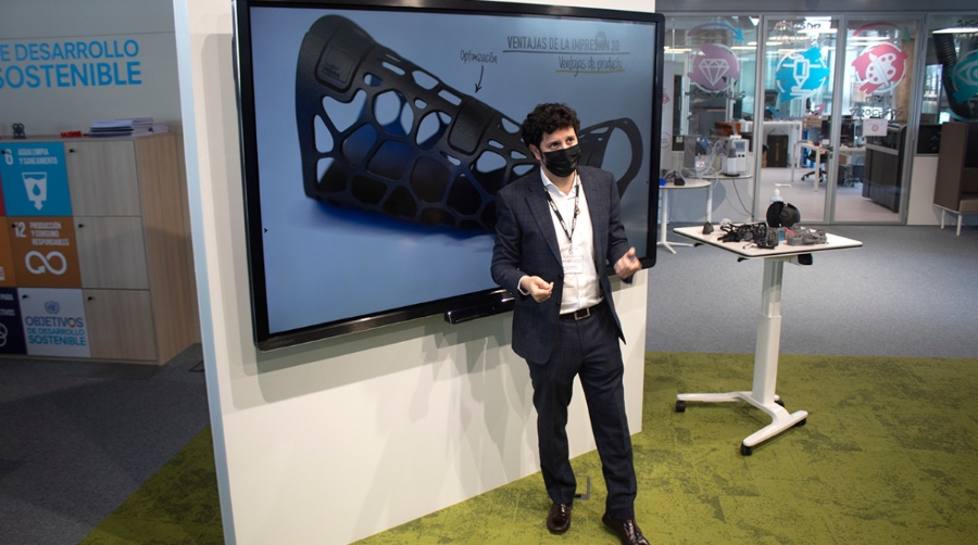 El Propeller Club de Barcelona visita la incubadora 3D del CZFB