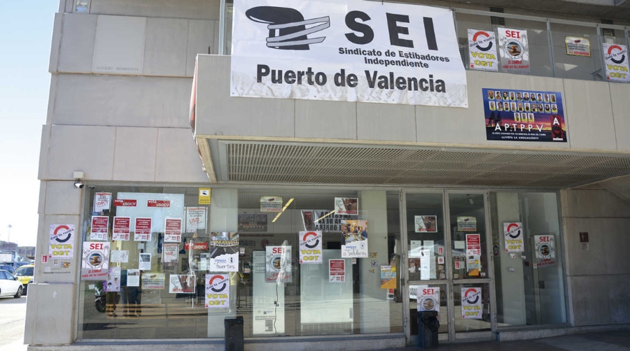 Los estibadores valencianos exhiben sus propuestas durante la campa&ntilde;a electoral