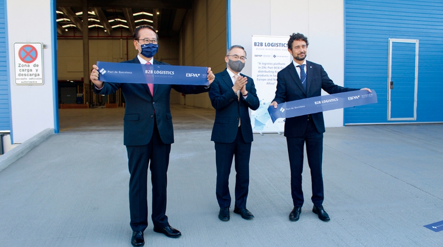 Kang Joon Suk, presidente del Puerto de Busan; Taewan Huh, consul general de Corea del Sur en Barcelona; y Dami&agrave; Calvet, presidente del Port de Barcelona. Foto L.E.