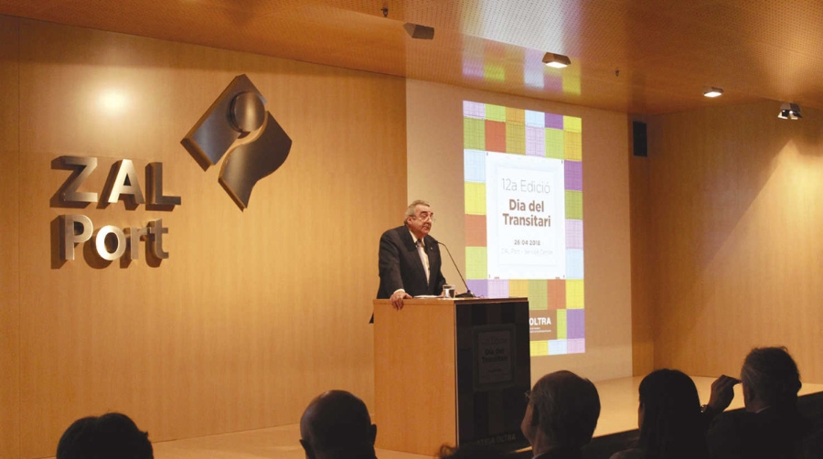 Emili Sanz, presidente de ATEIA-OLTRA Barcelona, durante su intervenci&oacute;n en el D&iacute;a del Transitario 2018, que se celebr&oacute; en el Service Center de la ZAL. Foto JMR.
