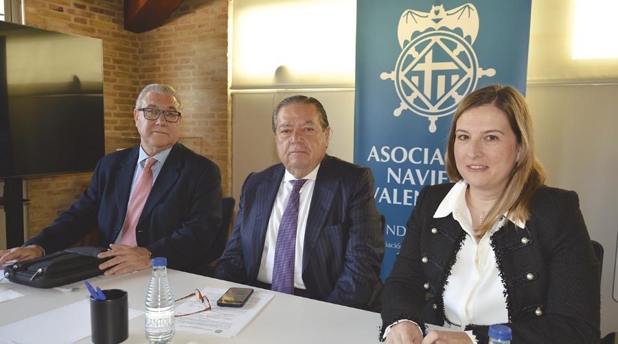 Francisco Salvador, secretario; Vicente Boluda, presidente; y Paula Casais, gerente de la Asociación Naviera Valenciana. Foto R. T.