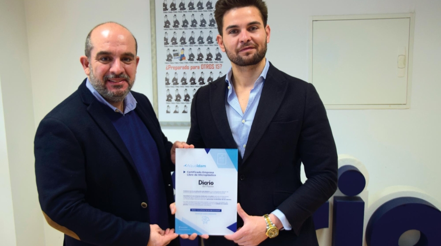 Fernando Vitoria, director general de Grupo Diario Editorial, recibe de manos de Daniel Hidalgo, director de Aquaidam, el certificado de empresa libre de microplástico.
