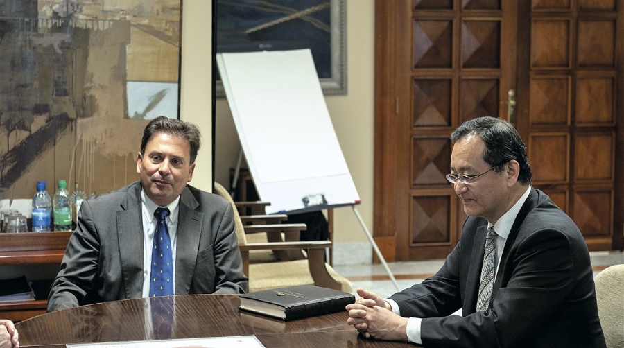 Luis Ibarra, presidente de la Autoridad Portuaria de Las Palmas, y Takahiro Nakamae, embajador de Japón en España.