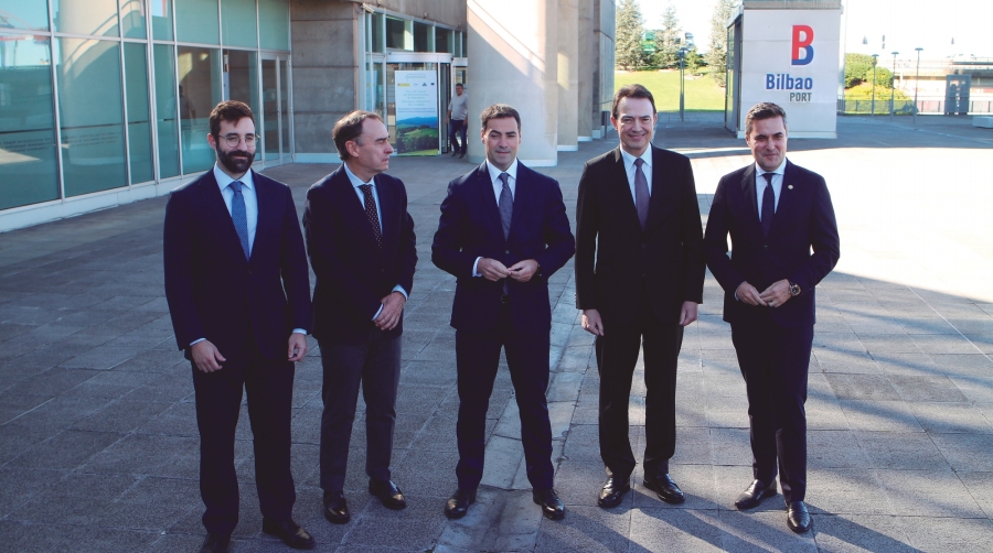 Desde la izquierda, Joan Groizard, secretario de Estado de Energía; Antonio Aiz, director de la Autoridad Portuaria de Bilbao; Imanol Pradales, lehendakari del Gobierno Vasco; Arturo Gonzalo, consejero delegado de Enagás; Mikel Jauregi, consejero de Industria, Transición Energética y Sostenibilidad del Gobierno Vasco. Foto J.P.