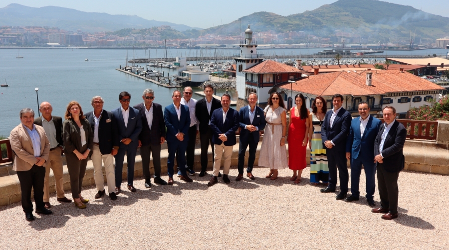 El presidente de ACBE, Juan De Castro (8º dcha.), y el presidente de la AP de Bilbao, Iván Jiménez (7º dcha.), con miembros de la Junta Directiva y ex-presidentes de ACBE. Foto J.P.