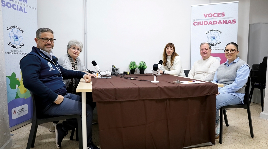 Parte del equipo de Coordinadora Solidaria Valencia en el estudio de grabación del podcast en las aulas de formación de la entidad. De izquierda a derecha: Francisco Masiá, presidente; Carmen Fuentes, profesora de Castellano y Alfabetización y voluntaria en “El Puchero Portuario”; Arantxa Vivó, trabajadora social; Humberto Nácher, secretario de la fundación; y Miriam Montolío, trabajadora social. Foto R. T.