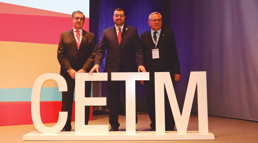 De izquierda a derecha, Carmelo González, presidente de CETM; Adrián Barbón, presidente del Principado de Asturias; y Ovidio de la Roza, presidente de ASETRA. Foto M.J.