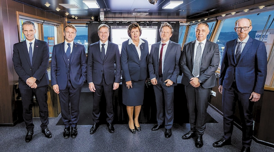 La visita de Rodolphe Saadé (CEO y presidente de CMA CGM) al Puerto de Koper, junto con el primer ministro esloveno Robert Golob y el presidente francés Emmanuel Macron, reforzó esta cooperación.