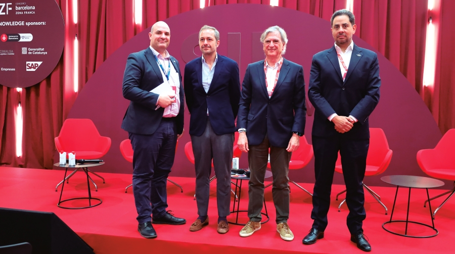 De izquierda a derecha, Miguel Jiménez (Diario del Puerto), Rafael Sabucedo (Clúster Logística Galicia), Jesús Cuéllar (Tiba) y Jorge Díaz (DP World). Foto J.M.