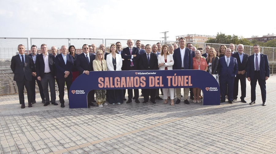 Empresarios, políticos y representantes de los puertos valencianos han reclamado conjuntamente más velocidad en el Corredor Mediterráneo. Foto J.C.P.