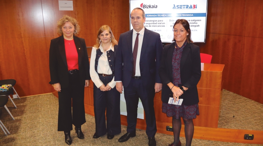 Desde la izquierda: Carmen del Río, decana del Colegio de Ingenieros de Caminos de Euskadi; Pilar Trueba, jefa de Servicio de Seguridad Vial, Mejora y Modernización, del Departamento de Infraestructuras y Desarrollo Territorial de la Diputación Foral de Bizkaia (DFB); Jon Larrea, director general de Innovación y Gestión Viaria de la DFB; Amaia Garay, secretaria del Colegio de Ingenieros de Caminos de Euskadi. Foto J.P.