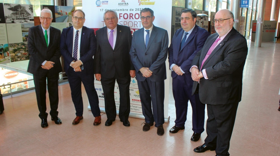 Desde la izquierda: Juan Castellet, presidente de CETM Multimodal; José Antonio Sebastián, comisionado del Gobierno para el Corredor Atlántico; Ovidio de la Roza, residente de CETM y ASETRA CETM Asturias; Carmelo González, presidente de Conetrans y del Comité Nacional del Transporte por Carretera (CNTC); Pelayo Barcia, concejal delegado de Tráfico, Movilidad y Transporte Público del Ayuntamiento de Gijón; Ramón Vázquez, presidente de ACTE y vicepresidente de CETM Mutimodal. Foto J.P.