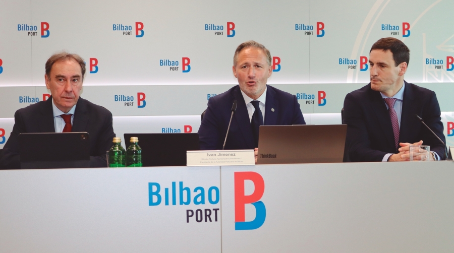 Desde la izquierda: Antonio Aiz, director de la Autoridad Portuaria de Bilbao; Iván Jiménez, presidente; Andima Ormaetxe, director de Operaciones, Comercial y Logística. Foto J.P.