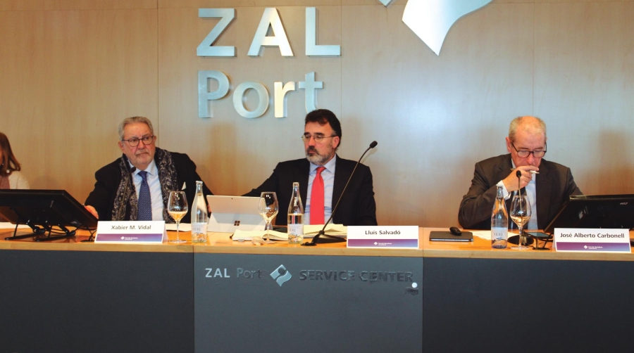 Xabier Vidal, presidente de la Asociación de Empresas Estibadores Portuarias de Barcelona; Lluís Salvadó, presidente de Port de Barcelona; y José Alberto Carbonell, director general de Port de Barcelona. Foto M.V.