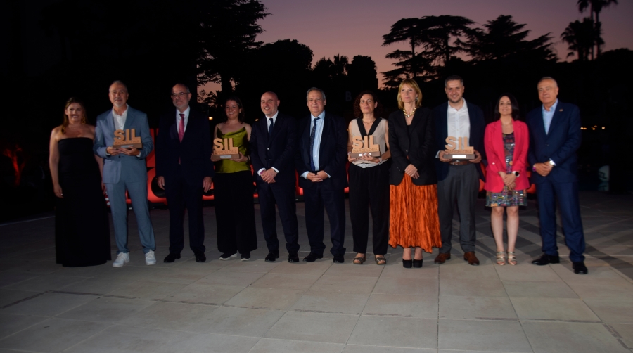 Autoridades y premiados con los galardones SIL 2025. Foto M.J.
