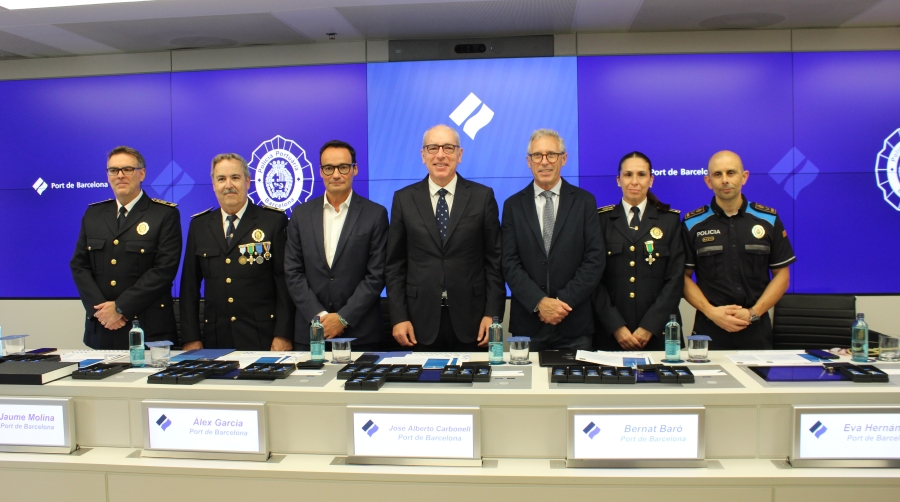 Àngel Rubio, intendente; Jaume Medina, jefe de la Policia Portuaria; Àlex Garcia, director general de Port de Barcelona; José Alberto Carbonell, presidente de Port de Barcelona; Bernat Baró, director de Seguridad Corporativa de Port de Barcelona; Eva Hernández, intendente; y Alejandro Paredes, intendente. Foto M.V.
