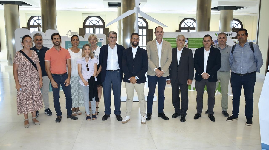 Representantes de la APV, la comunidad portuaria y el ayuntamiento de Valencia, durante la inauguración de la exposición organizada con motivo del Día del Medio Ambiente. Foto: Raúl Tárrega.