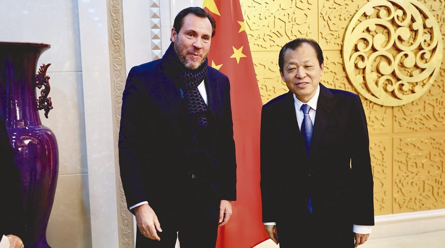 El ministro de Transportes y Movilidad Sostenible, Óscar Puente, junto al ministro de Transportes de China, Liu Wei.